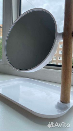 Зеркало с подставкой внизу