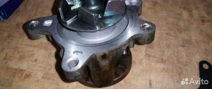 Шестерни, помпа, опора двигателя