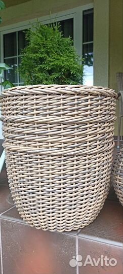 Кашпо из искусственного ротанга