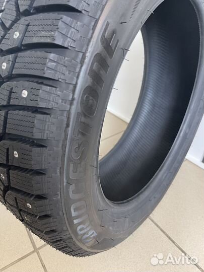 Bridgestone Blizzak Spike-02 215/50 R17 91T