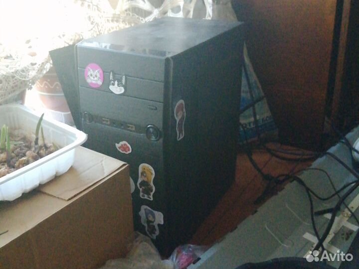 Игровой компьютер с монитором и клавиатурой