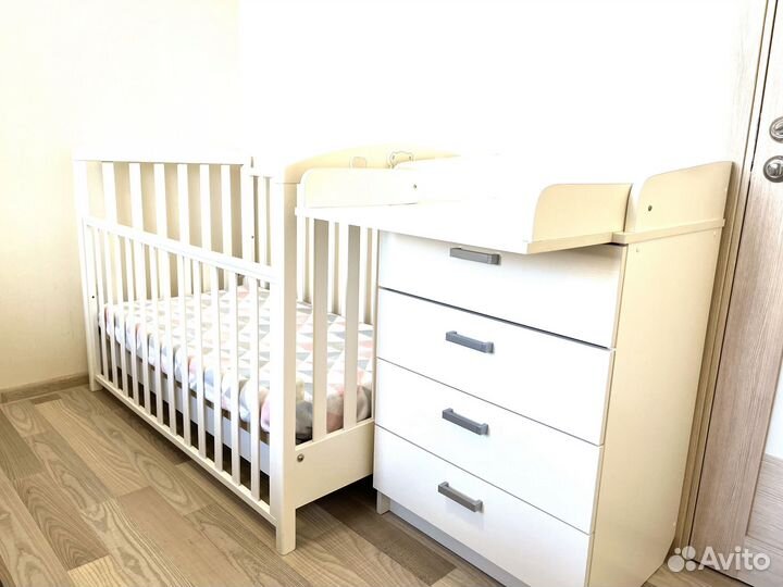 Детская кровать и пеленальный комод