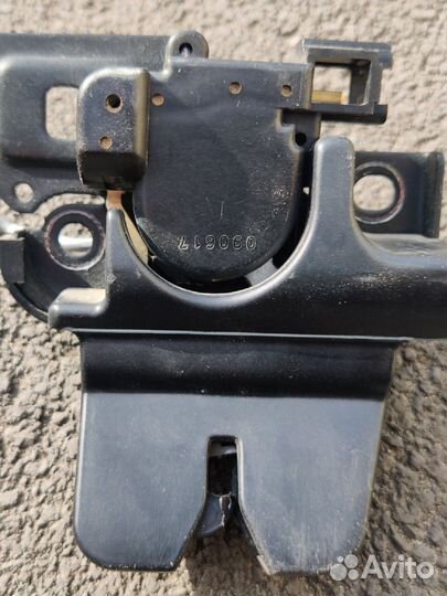 Замок крышки багажника