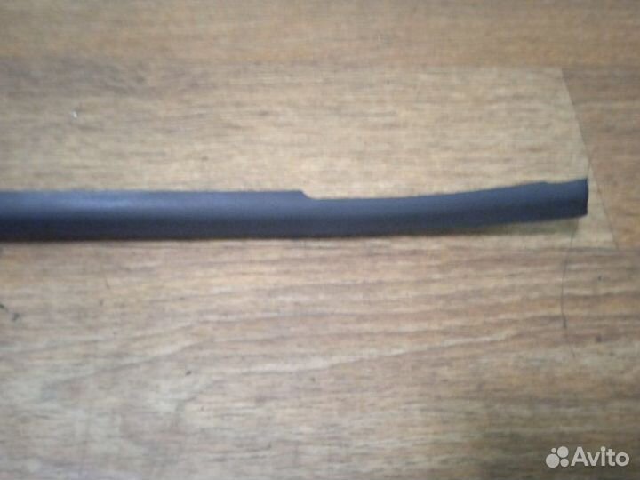 Молдинг стекла двери задний левый Volkswagen Polo