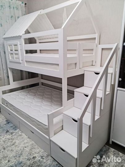 Двухъярусная кровать домик