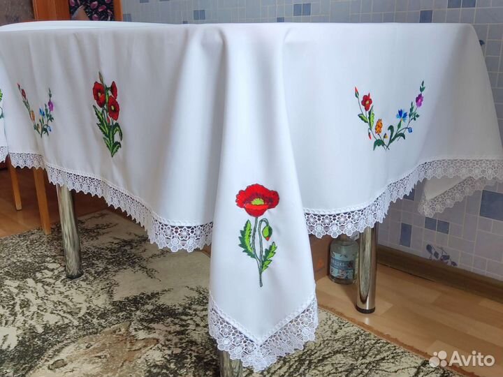 Праздничная скатерть, вышитая гладью