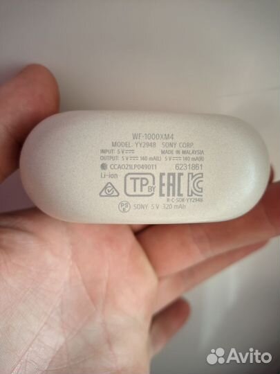 Беспроводные наушники: Sony WF-1000XM4