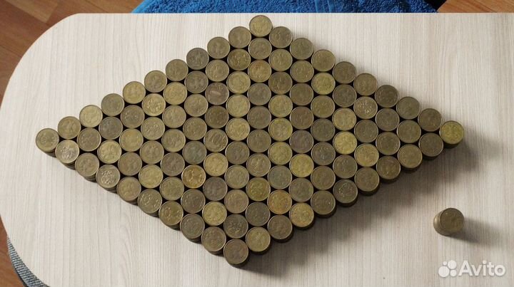 Шикарная коллекция из 1 200 монет номиналом в 10 р