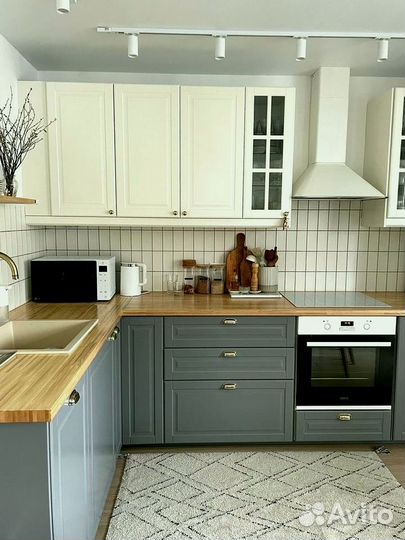 Прямая кухня в бежевом глянце и матовом дереве