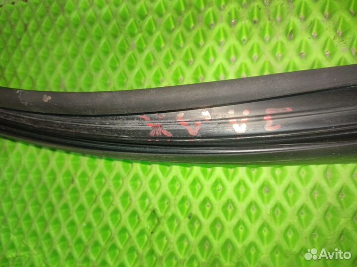 Уплотнитель стекла двери задней левой VW Jetta