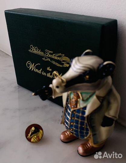 Металлическая шкатулка и значок