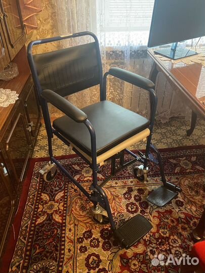 Кресло-каталка с туалетным устройством