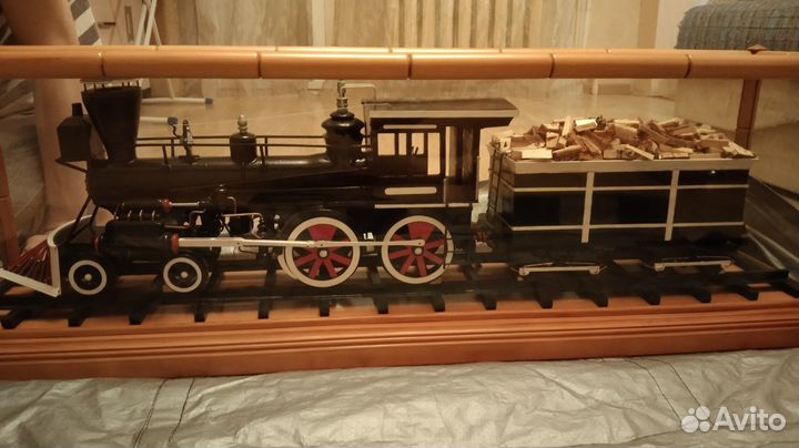 Деревянный паровоз модель под стеклом 105*25*33см
