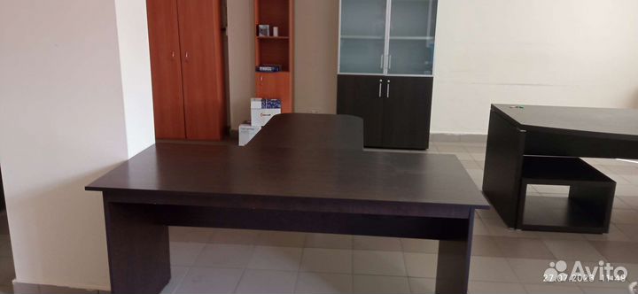 Офисный стол с переговорной зоной