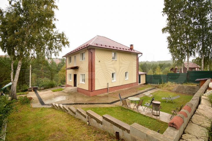 Коттедж 210 м² на участке 12 сот.