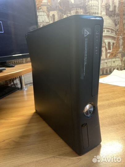 Xbox 360 с геймпадом и играми