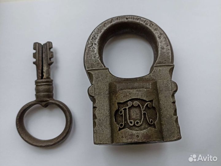 Навесной замок старинный и ключ