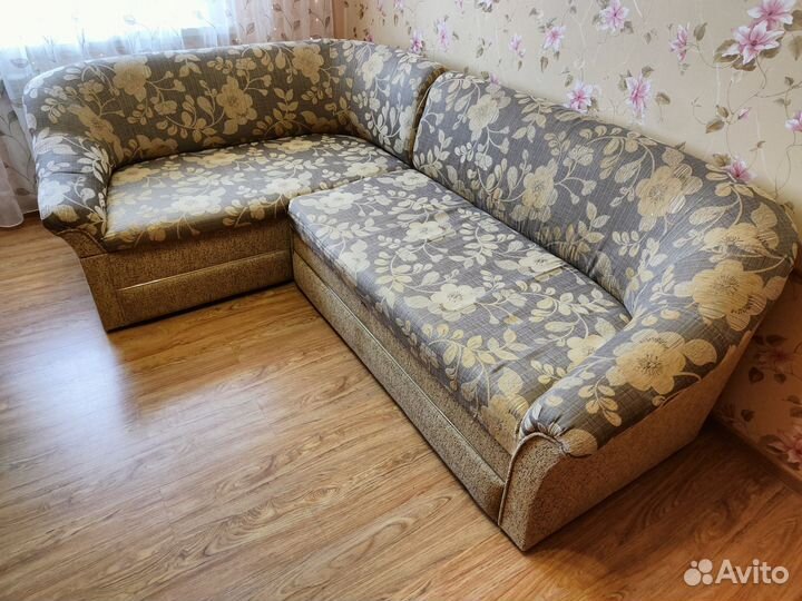 Угловой диван, стол, кресло