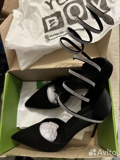 Туфли женские на шпильке с декоративным элементом