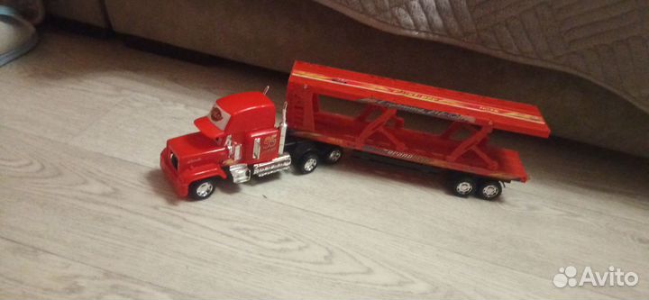 Машинка Макс из молния маквин