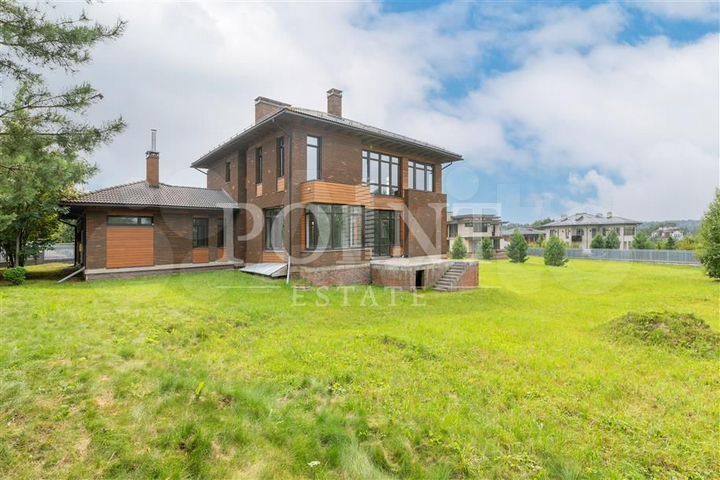 Дом 794 м² на участке 30 сот.