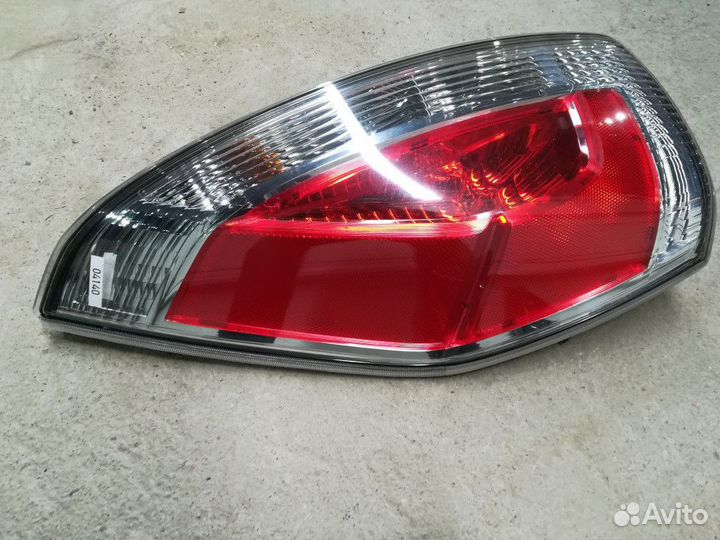 Фонарь задний правый Mazda 5 1