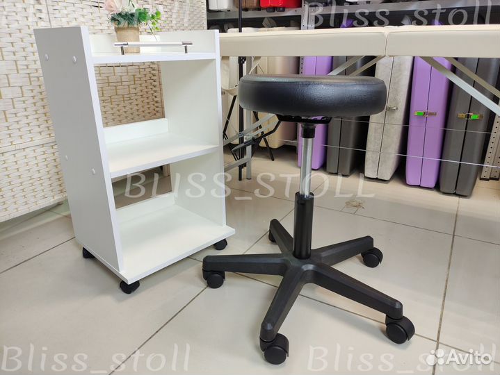 Кушетка, стул и тележка