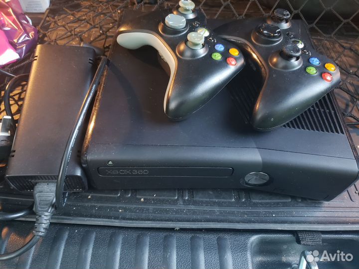 Xbox 360 + два джостика + 13 игр