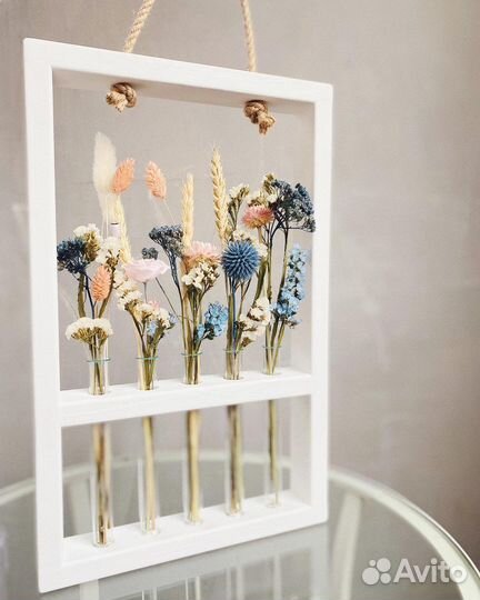 Рамка с сухоцветами и стабилизированными цветами