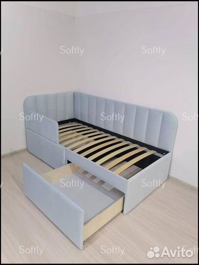Детская кровать с мягкой спинкой