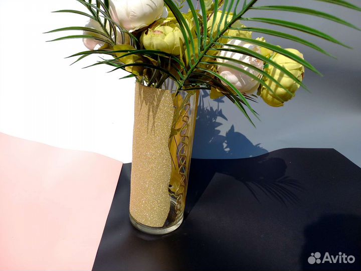 Ваза для цветов интерьерная с женщиной в перчатках