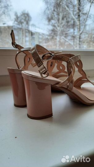 Босоножки новые кожа 40