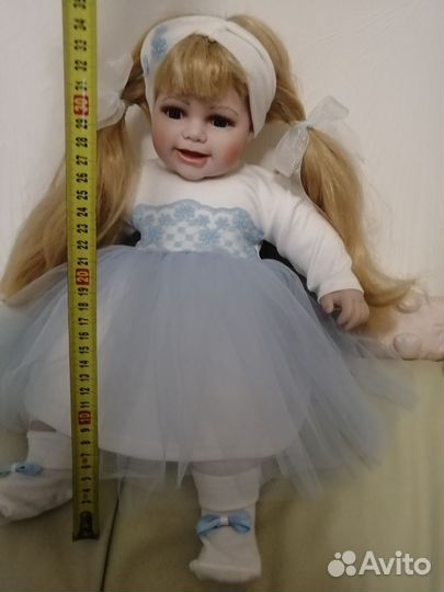 Кукла фарфоровая