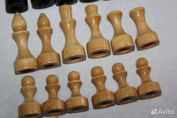 Шахматные фигуры, игровые кубики и фишки