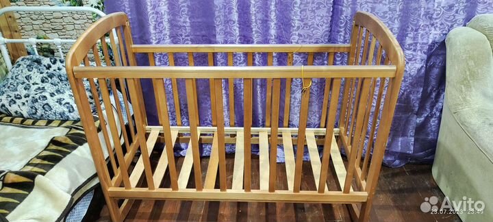 Кроватка для новорожденных с маятником