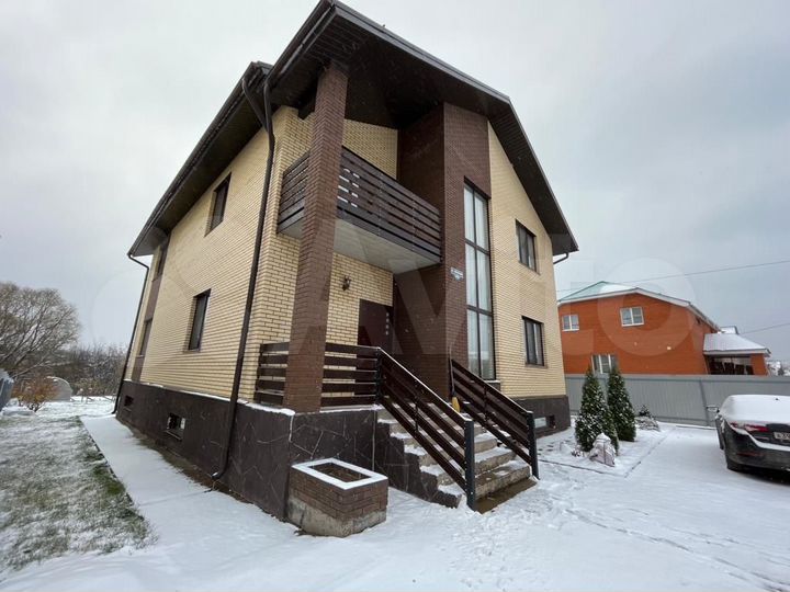 Коттедж 340 м² на участке 10 сот.