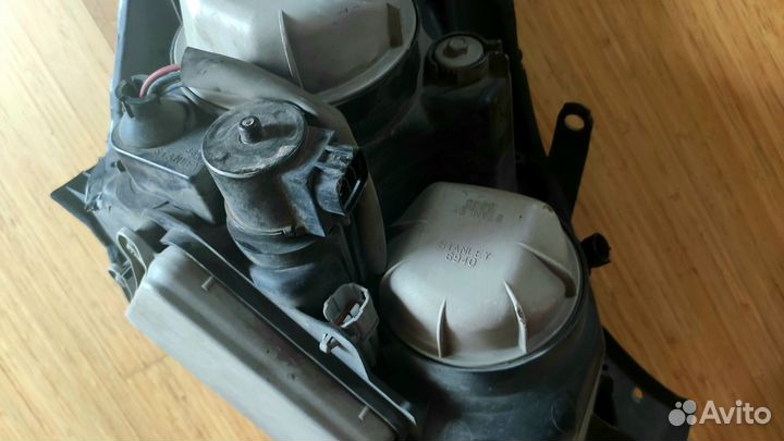 Фара ксенон левая Toyota Wish кузов ZNE10