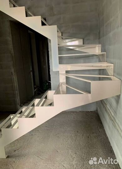 Каркас лестницы из металла