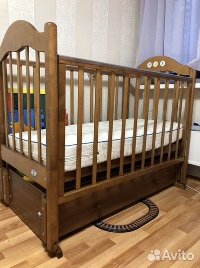 Детская кроватка с маятником и ящиком