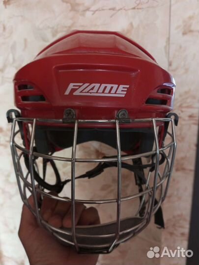 Хоккейный шлем и клюшки