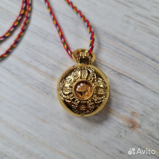 Золотой кулон с тенями