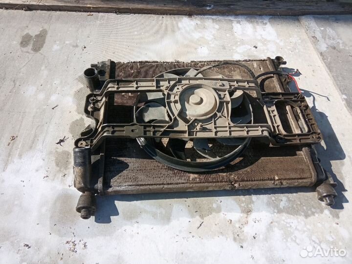 Радиатор в сборе с вентилятором для рено логан 1,4