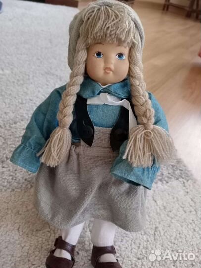 Кукла фарфоровая