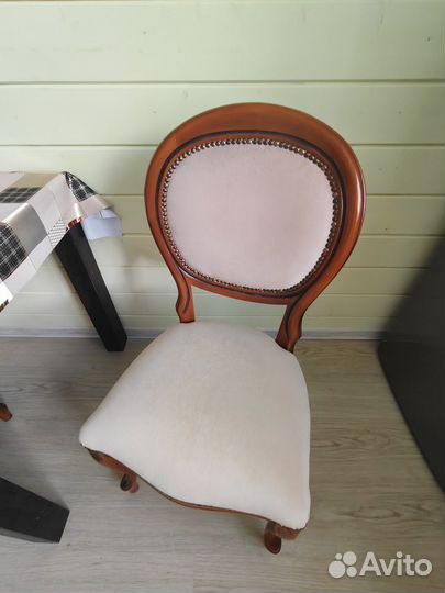 Деревянные стулья