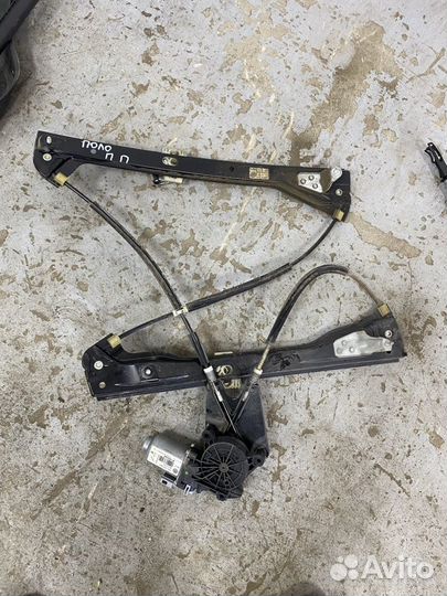 Передний правый стеклоподъемник VW Polo sedan