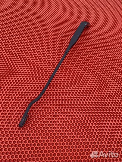 Правый поводок стеклоочистителя Mitsubishi Carisma