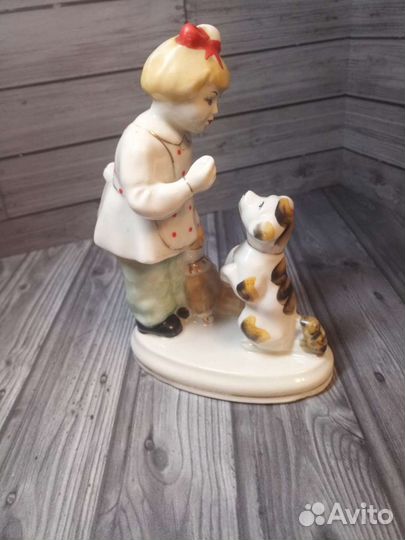 Статуэтка Девочка с собакой 
