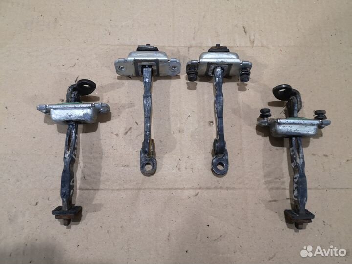 Ограничитель двери пер/зад Hyundai Getz 2002-2011