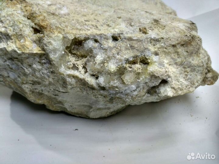 Большой камень с кристаллами