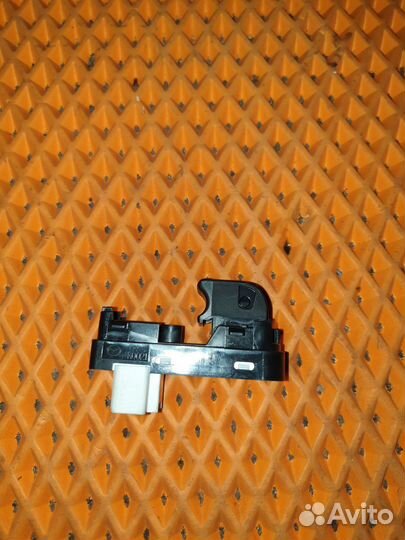 Кнопка стеклоподъемника Mazda 3